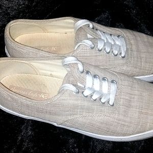 American Eagle lace up sneakers